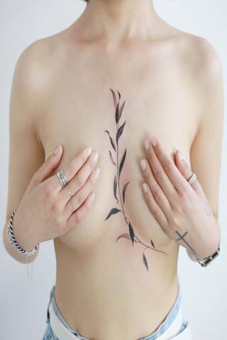 Tatuaż owijka koło piersi 