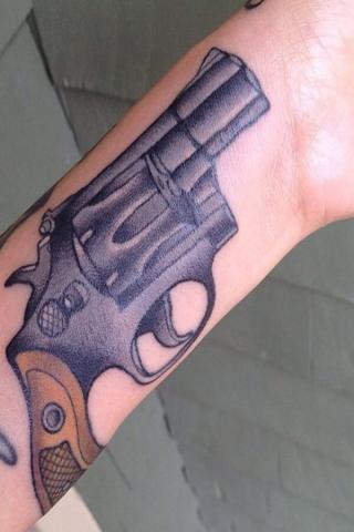 tatuaż pistolet ręka