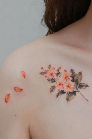 Tatuaż płatki kwiatu i kwiat