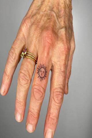 Tatuaż słoneczko na palcu