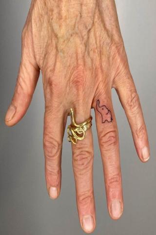 Tatuaż słonik na palcu