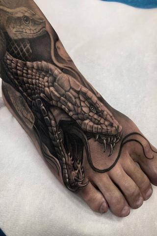 Tatuaż wąż na stopie