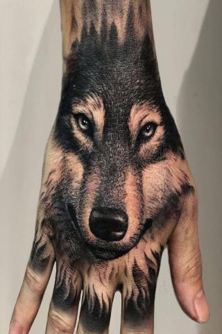 Tatuaż wilk na dłoni