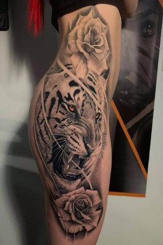 Tygrys kobiecy tatuaż
