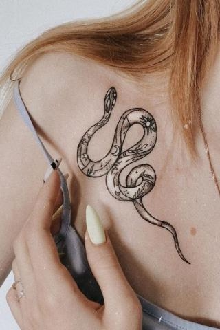 Wąż obojczyk tatuaż