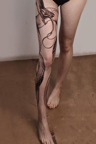 Wąż tatuaż damski na całej nodze